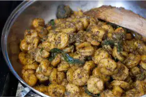 Prawns roasted in thick masala with curry leaves and crushed spices for chemeen varattiyathu.