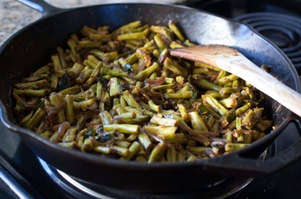 Achinga Payar Mezhukkupuratti fully stir-fried with onion and spices, ready to serve.