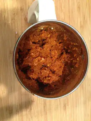 Fresh ground spice paste for mutton curry without coconut in a mixie jar.