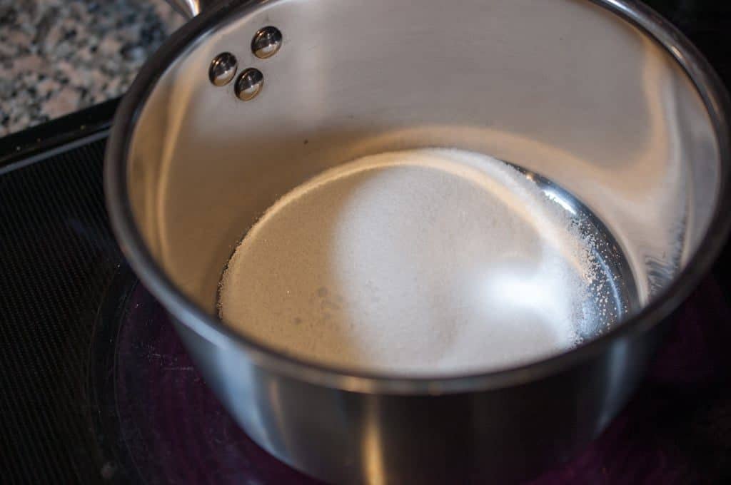 Grease Cake Pan With Canola Oil Grease Cake Pan With Canola Oil
