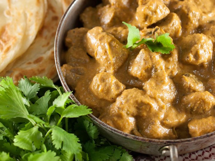 Soya chunks cooked in rich onion tomato masala gravy with spices, cashew, and cream. A healthy and tasty side dish that goes well with rice, chapathi and other Indian breads.