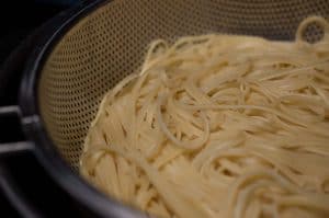 Linguine pasta loaded with creamy and spicy homemade butter chicken. This Indian style pasta recipe is quick and easy to make and delicious!!