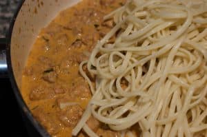 Linguine pasta loaded with creamy and spicy homemade butter chicken. This Indian style pasta recipe is quick and easy to make and delicious!!