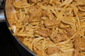 Linguine pasta loaded with creamy and spicy homemade butter chicken. This Indian style pasta recipe is quick and easy to make and delicious!!