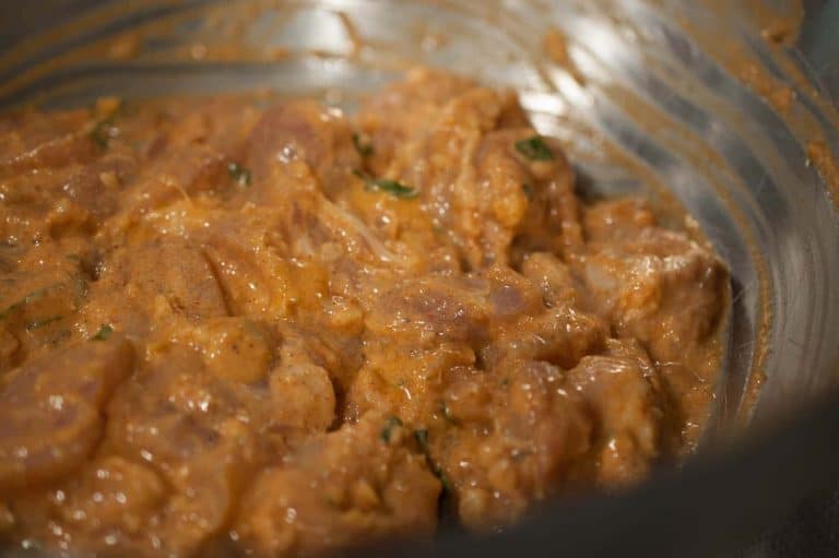 Linguine pasta loaded with creamy and spicy homemade butter chicken. This Indian style pasta recipe is quick and easy to make and delicious!!