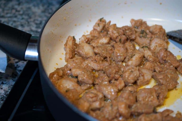 Linguine pasta loaded with creamy and spicy homemade butter chicken. This Indian style pasta recipe is quick and easy to make and delicious!!