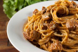 Linguine pasta loaded with creamy and spicy homemade butter chicken. This Indian style pasta recipe is quick and easy to make and delicious!!