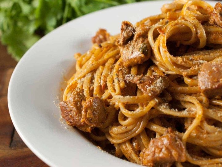 Linguine pasta loaded with creamy and spicy homemade butter chicken. This Indian style pasta recipe is quick and easy to make and delicious!!