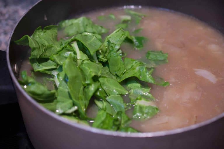 Spicy Italian sausage, fresh leaves, and potatoes in a creamy broth topped with crumbled bacon. An easy and yummy Copycat Olive Garden Zuppa Toscana Soup recipe.