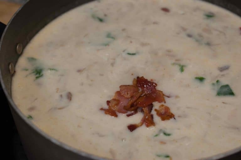 Spicy Italian sausage, fresh leaves, and potatoes in a creamy broth topped with crumbled bacon. An easy and yummy Copycat Olive Garden Zuppa Toscana Soup recipe.