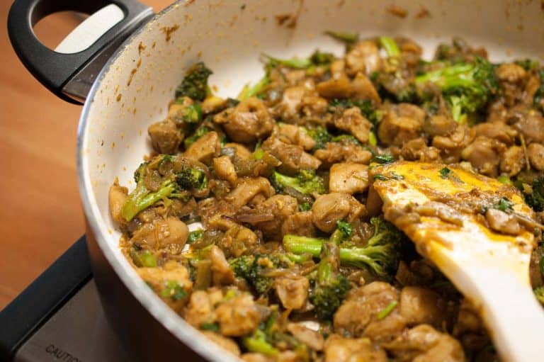 Chicken and broccoli cooked and sauteed in ginger garlic, pepper, and spices. This Indian Healthy Chicken and Broccoli Stir Fry is a healthy and tasty side-dish with rice, roti, and any Indian bread. An easy recipe which you can make for a weekday dinner.