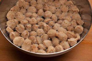 Soya chunks cooked in chilly and spices. This soya chunks masala dry / stir fry is a healthy and tasty side-dish. Goes well with rice and Indian breads.