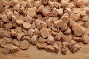 Soya chunks cooked in chilly and spices. This soya chunks masala dry / stir fry is a healthy and tasty side-dish. Goes well with rice and Indian breads.
