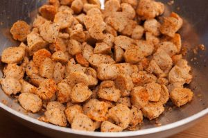 Soya chunks cooked in chilly and spices. This soya chunks masala dry / stir fry is a healthy and tasty side-dish. Goes well with rice and Indian breads.