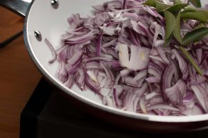 Soya chunks cooked in chilly and spices. This soya chunks masala dry / stir fry is a healthy and tasty side-dish. Goes well with rice and Indian breads.