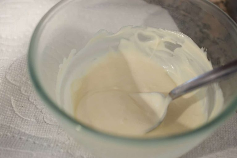 Easy and delicious white chocolate and cream cheese frosting recipe. This frosting is sweet and tangy and is the best with white chocolate cake. White chocolate and cream cheese combination make it the best.