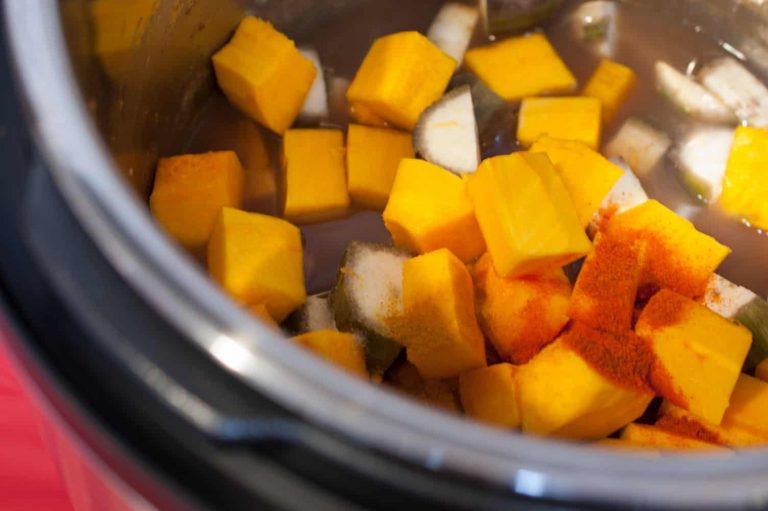 Red Cowpea(payar), pumpkin and raw banana cooked in flavorful coconut gravy. This dish is called Mathanga Erisseri in Kerala and one of the popular recipe for Onam/Vishu Sadya. This is an easy and delicious Red Cowpea, and Pumpkin curry and goes well with rice.