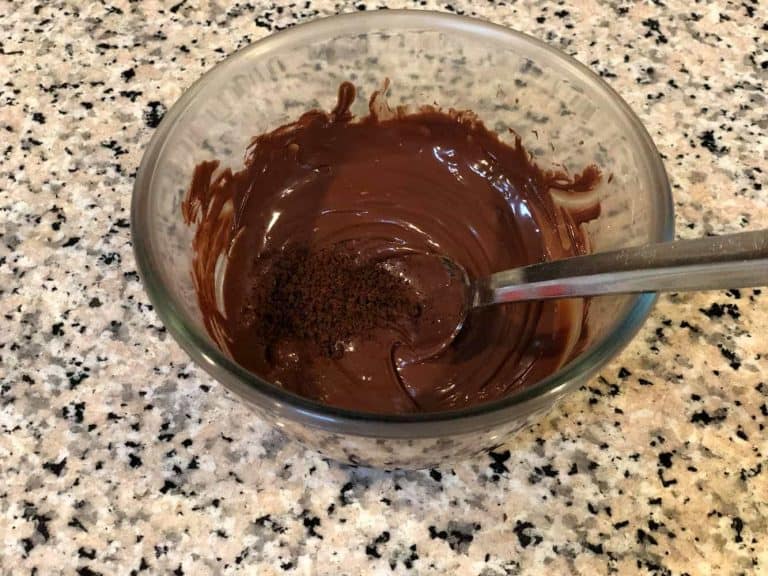 To bake the chocolate filling - Melt butter and chocolate. Stir in confectioners' sugar and fresh cream until smooth.
